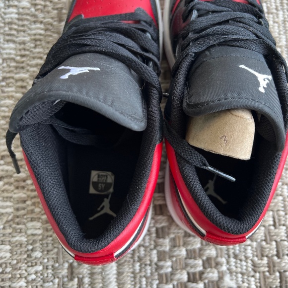 Nike NEW Air Jordan 1 Low GS Bred Toe Sneakers Size 5 Youth W/Original Box - Picture 3 of 11